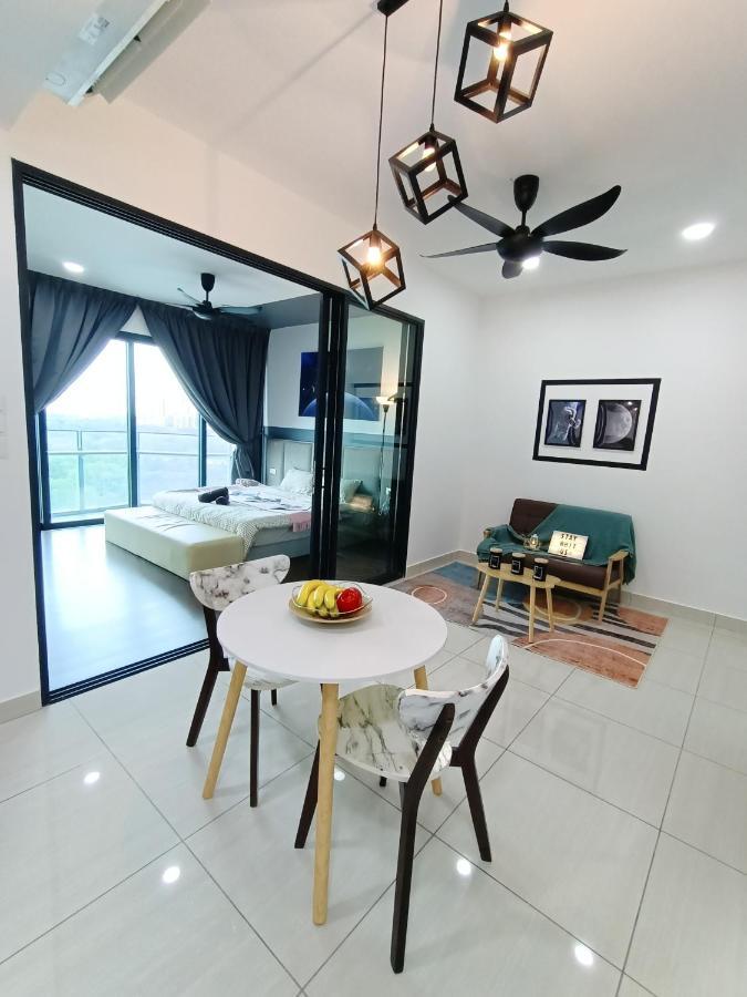 C1113 Almas Suites Galaxy Space Netflix By Stay Nusajaya  Luaran gambar