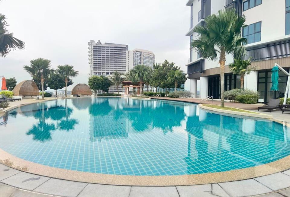 C1113 Almas Suites Galaxy Space Netflix By Stay Nusajaya  Luaran gambar